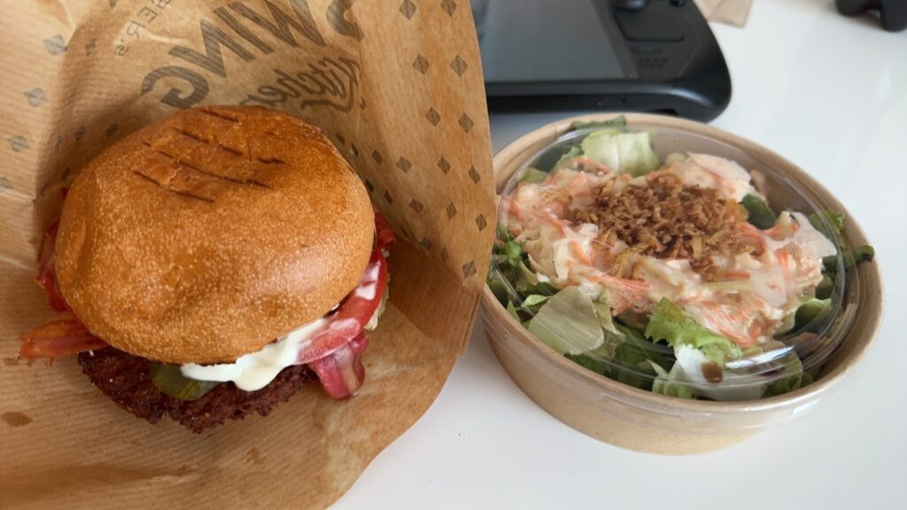 德國柏林的素食無五辛漢堡和沙拉(上面撒上炸酸菜)，德國的素食餐廳和零食大多都不含五辛，對尊崇台灣佛教者來說真是素食友善都市